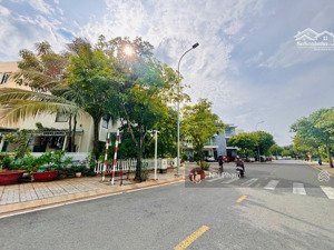 nhà đẹp 3 tầng trong khu compound, view sông thoáng mát, có công viên hồ bơi, bv 24/24, hỗ trợ bank