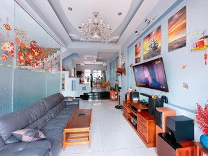 nhà tương đối mới, kết cấu kiên cố, đường rộng, giao thông thuận tiện