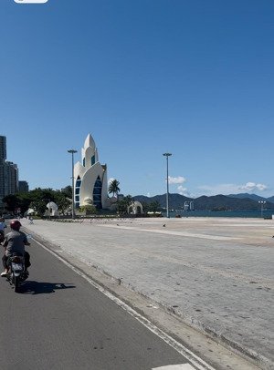 bán nhanh khách sạn ngang 6m hẻm ô tô đường hùng vương thông sang minh khai, trung tâm gần biển