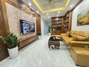 bán nhà trần cung 40m,6 tầng thang máy nhà mới ,phân lô , gần bộ công an , sát phố 20m, ô tô đỗ
