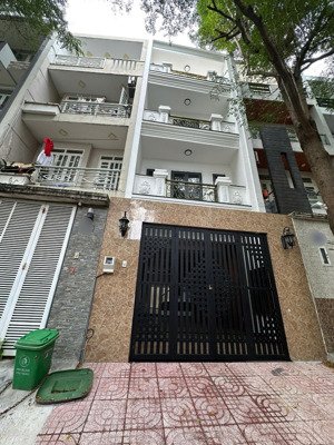 nhà mới 4 tầng khu phân lô đẹp. mặt tiền 8m có vỉ hè oto đậu đỗ thoải mái. full nội thất vào ở ngay