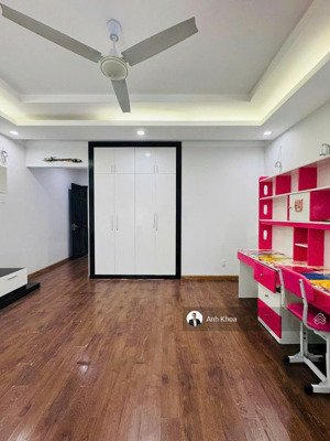 bán nhà đoạn 2 chiều võ văn tần, q3 (thông nguyễn đình chiểu) 5 tầng. khuôn đất nở hậu. chỉ 8,7 tl.