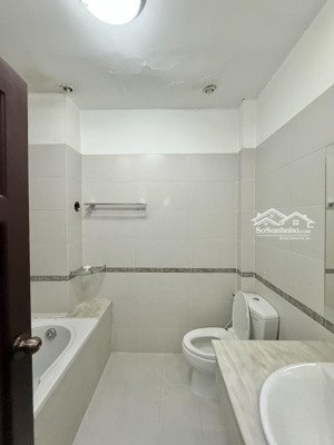 chính chủ bán gấp mặt tiền đường hoa quận phú nhuận-dt ngang 4,5m-tk 5 tầng - 5pn - giá nhỉnh 18 tỷ