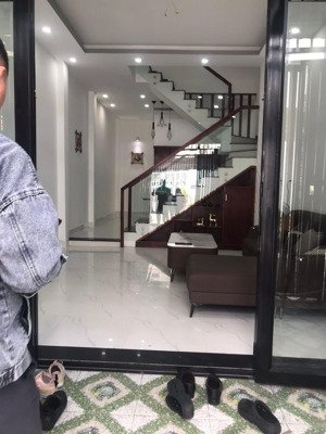 bán nhà đẹp 3 tầng quận 9 - full nội thất cao cấp-5,5 tỷ