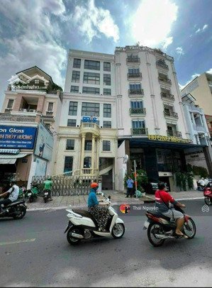 building mặt tiền nguyễn phúc nguyên q.3 , dt: 9 x 25m xd: 1400m2 , hầm 7 tầng , giá 100 tỷ