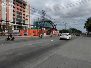 NHÀ MẶT TIỀN GẦN TRƯỜNG ĐẠI HỌC XÂY DỰNG, CÔNG VIÊN MẬU THÂN P3 VĨNH LONG