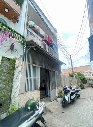 1/ bình long tân phú. sát eaomall. 4 x13 1 lầu đúc . giá 4.85 tỷ bớt lộc.