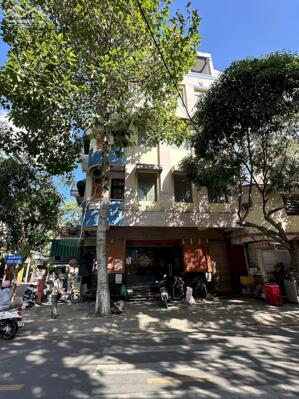 cho thuê nhà góc mặt tiền đường đề thám, diện tích sủ dụng 300m2, giá thuê 60 triệu.