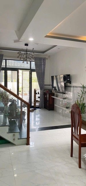 nhà 3 tầng hoà phú 3, full nội thất, gần mega market gần biển, gần tthc, hướng đông nam giá tốt