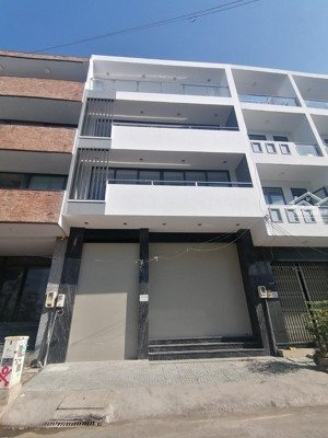 cho thuê nhà mt hoa lan, p2. dt: 8x18m. 1 hầm trệt 3 lầu. phòng rộng rãi.
