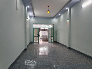 nhà 2 cổng, có cổng rào sân sau, vườn, bếp và hệ thống nước mưa 2 nhà vệ sinh 2 ban công trước sau