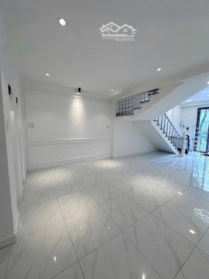 bán căn nhà đẹp ngay biển, đi bộ ra chỉ vài phút. mua ở hoặc cho thuê có dòng tiền tốt