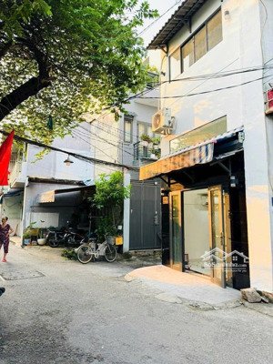 bán gấp căn nhà đường phạm văn bạch, phường 15, quận tân bình, 1 trệt 2 lầu giá 3tỷ100tr
