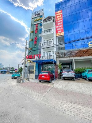 chủ ngộp cần ra gấp nhà 4 tầng có thang máy ở mặt tiền ngã tư ga, có thang máy, thương lượng mạnh