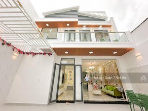 nhà đẹp diện tích ngang 8m - full nội thất - giáp phú mỹ hưng - có phòng dưới trệt rất tiện lợi