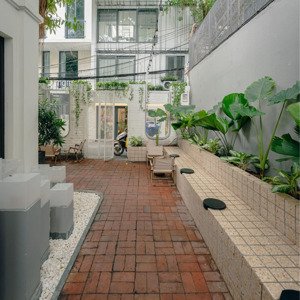 đâu đó gần phường hoàn kiếm - lô góc 400m2 mt 35m - vỉa hè rộng - hợp cf - nhà hàng chuỗi