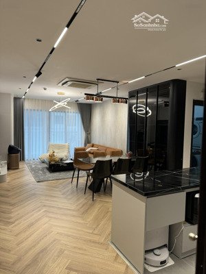 ( diamond flower ). chủ nhà gửi bán căn 3pn, 2wc. dt: 120m2 full đồ. ban công đn. giá: 10tỷ