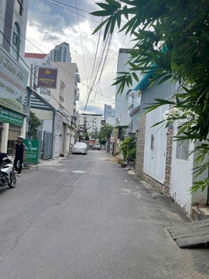 cần tiền bán gấp nhà gần biển nha trang, 2 mặt tiền đường ô tô 4m, nhiều tiện ích xung quanh