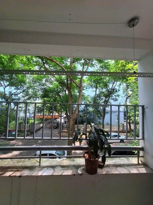 bán căn hộ ct18 việt hưng thang máy tầng 2/5 khu thấp tầng 5 tầng. diện tích: 97m2 nhà nguyên