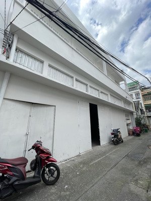 cho thuê nhà 2mt phố wall p. ntb quận 1, view sông cầu móng trần nhà cao 5m (dt: 20x40m) nở hậu 20m