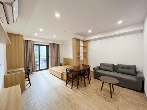 chính chủ cho thuê căn studio có ban công khu vực đội cấn, ba đình full đồ oto đỗ cửa