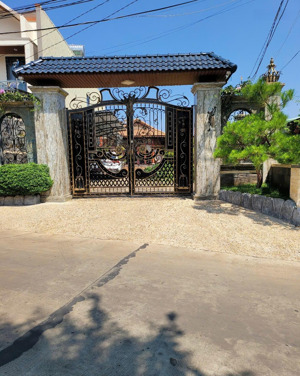 bán nhà biệt thự trung tâm tp pleiku, dt 360m2, nở hậu, full nội thất gỗ, sân vườn, sổ hồng đầy đủ!