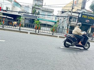 tôi cần bán căn nhà dt 14 x 36m đang cho thuê 70tr/1 tháng giá 45 tỷ khoảng 100tr/1m2 mặt tiền