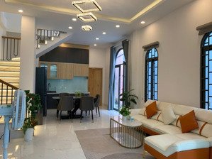 nhà cực đẹp tặng nội thất như hình chỉ cách mặt tiền bà hom 50m
