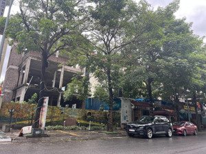 bán gấp biệt thự mặt hồ. giá chỉ hơn 300tr/m2. cần bán gấp trong tuần