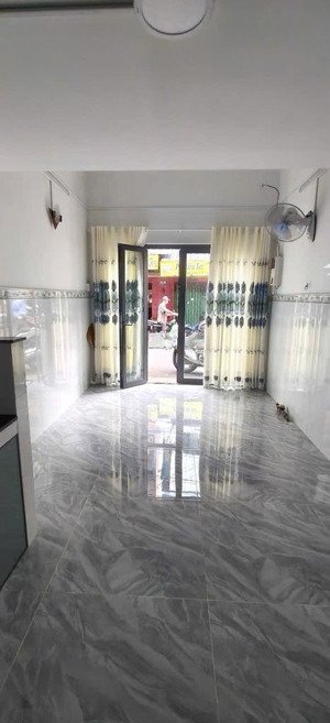 nhà mới 100% mặt tiền lô góc ngay chợ thoáng, khách mua ở hay kinh doanh đầu tư dòng tiền đều tốt
