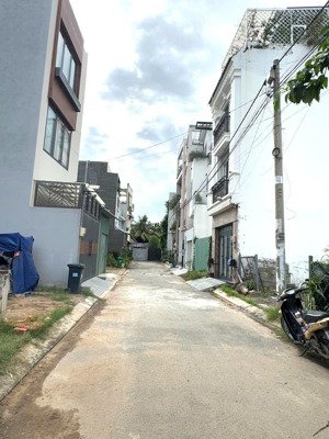 kẹt tiền bán nhà 1t1l hẻm 835 nguyễn duy trinh, phú hữu, quận 9, dt 75m²/5.5 tỷ tl