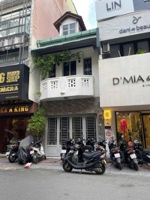 hạ giá 500$ - cho thuê nhà mặt tiền 33 đặng thị nhu, quận 1 - trệt lầu, kd tự do, chính chủ