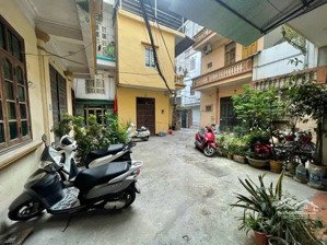 4 phòng khép kín có sân để xe - phòng nào cũng ban công sáng thoáng - cho thuê 20 triệu/tháng