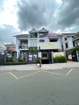 căn nhà siêu rẻ sát bên phố tây xuân thủy. mt đường ngay nguyễn cừ. dt 4x18 -hđt 66tr. giá 19 tỷ tl