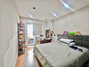 - bán ccmn dòng tiền phố cự lộc diện tích110m2 mặt tiền 6m x 7 tầng giá 20.tỷ