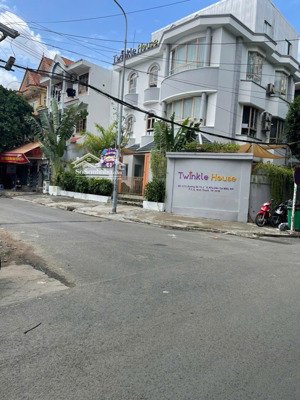 chính chủ bán nhà mặt tiền ngay khu phố ẩm thực phan xích long . diện tích: 8.2x16m, kết cấu 4 tầng