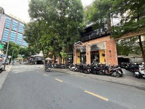 siêu khan hiếm ngang 20m, trung tâm quận 3, dt 19.5x7m, 180triệu / tháng, giá 81 tỷ