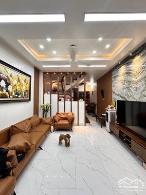 chỉ nhỉnh 7 tỷ -cầu giấy- 37m nhà 6 tầng kiên cố full nội thất gần hồ, ngõ rộng thoáng