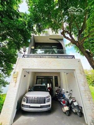 đảo kim cương quận 9 dt 64m 3 tầng chỉ 4ty95