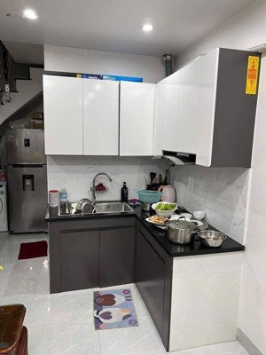 nhà 2 tầng . thượng thanh . 30m giá nhỉnh 4 tỷ . có thể lên tầng . ô tô đỗ . gần chợ , trường học