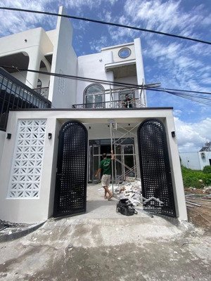 siêu rẻ- nhà full nội thất hẻm xe hơi đh95 vào thuộc trung an, mỹ tho. dt: 5x20 có 3pn. giá 2,55 tỷ