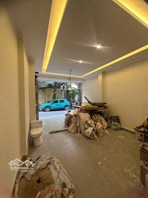 hoàng cầu 62m2 thang máy, trước nhà ô tô tránh, vào nhà đẹp, gần ga tàu trên cao