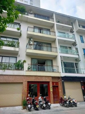 cho thuê nhà 65a ngõ 193 trung kính. dt: 70m2 x 4,5t mt: 5m, đường 2 xe ô tô tránh nhau