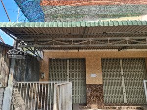 nhà đôi 2 tầng, 6 toilet, mặt bằng 8m ngang, dài 22m, ban công trước sau, 2 bếp và sân sau dài 13m