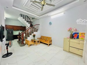 nhà đẹp ngõ 68 cầu giấy 32m2-6 tầng giá 7.8 tỷ.