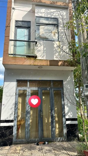 nhà phố 1 trệt, 1 lầu, đã có sổ, đã hoàn công, tiện ích để ở hoặc cho thuê