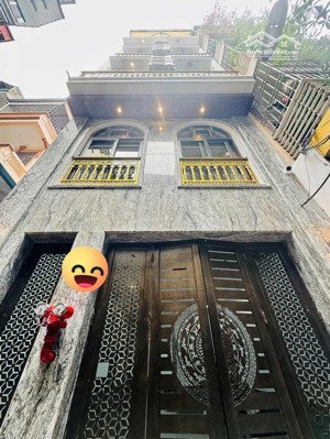 quận đống đa dt 50m, 6 tầng, thang máy, gần hồ, cách ô tô 10m, ngõ thông chỉ 13 tỷ