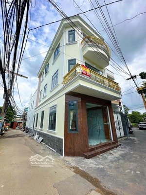 bán nhà 1 trệt 2 lầu (góc 2 mặt tiền) đang hoàn thiện ngay cầu mới hoá an