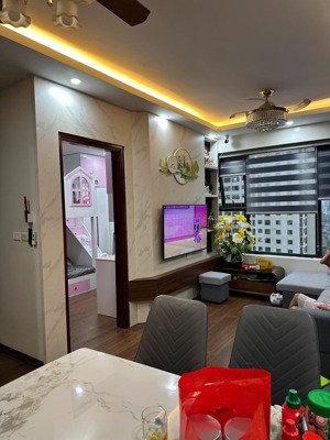 bán căn 2pn,full nội thất,tầng trung,hướng mát,giá 4,950 tỷ cc green star,234 phạm văn đồng.