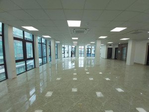 chính chủ cho thuê văn phòng 200m2 đối diện starcity lê văn lương. lh để có giá tốt